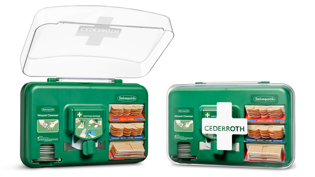 Grønn Cederroth Wound Care Dispenser med åpen og lukket gjennomsiktig plastlokk, inneholdende bandasjer, sårvask og skumplastbandasjer, merket med "Cederroth" og "Salvequick".