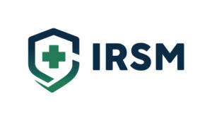 Logo avec un bouclier bleu et vert contenant une croix verte au centre, accompagné du texte « IRSM » en lettres majuscules bleues.