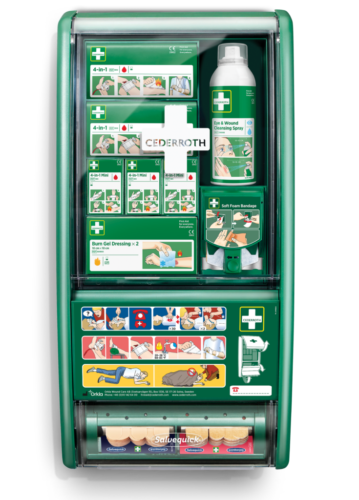 Zielona apteczka ścienna Cederroth z różnorodnymi produktami medycznymi, w tym bandażami, sprayem do oczyszczania ran, opatrunkami żelowymi oraz plasterkami Salvequick. Na przedniej części znajdują się instrukcje pierwszej pomocy w formie ilustracji.